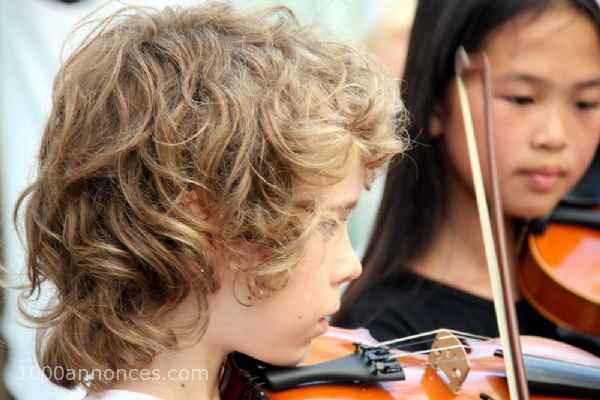 Cours de violon en groupe pour enfants.