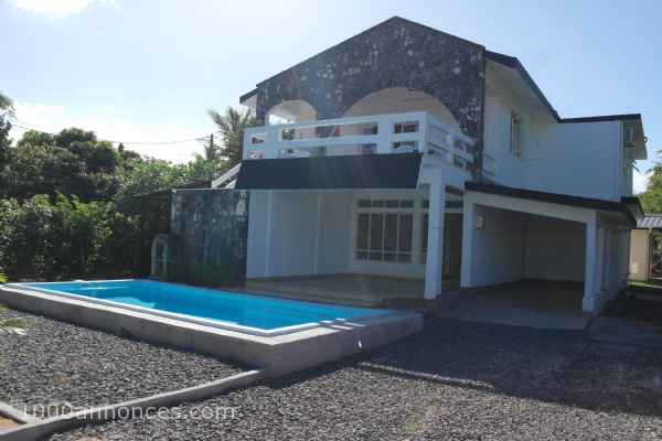 A vendre villa divisée en 2 appartements